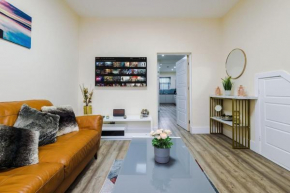 Spacious 4 bedroom modern house near city centre sleeps 12